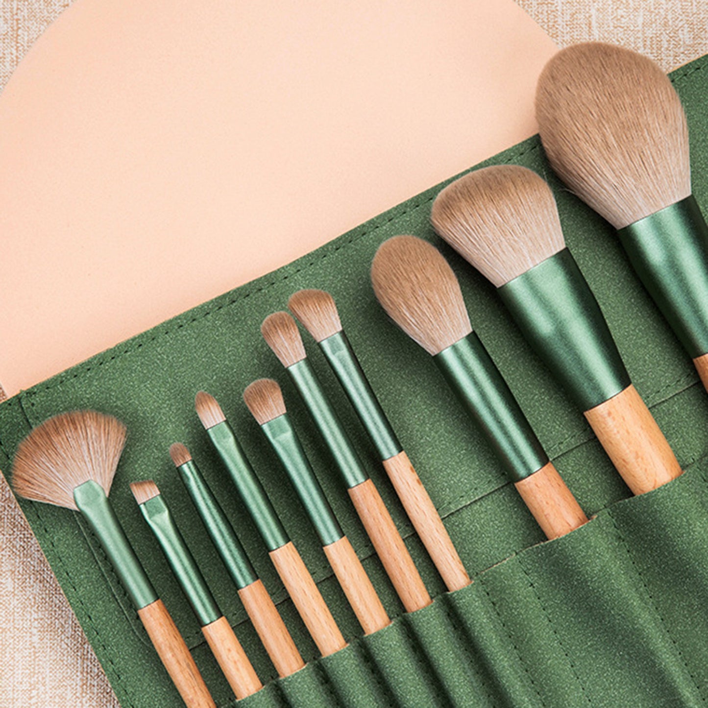 10Pcs / Set Makeup Brushes Synthetic Bristle Brushes with Storage Bag for Eyeshadow Concealer
