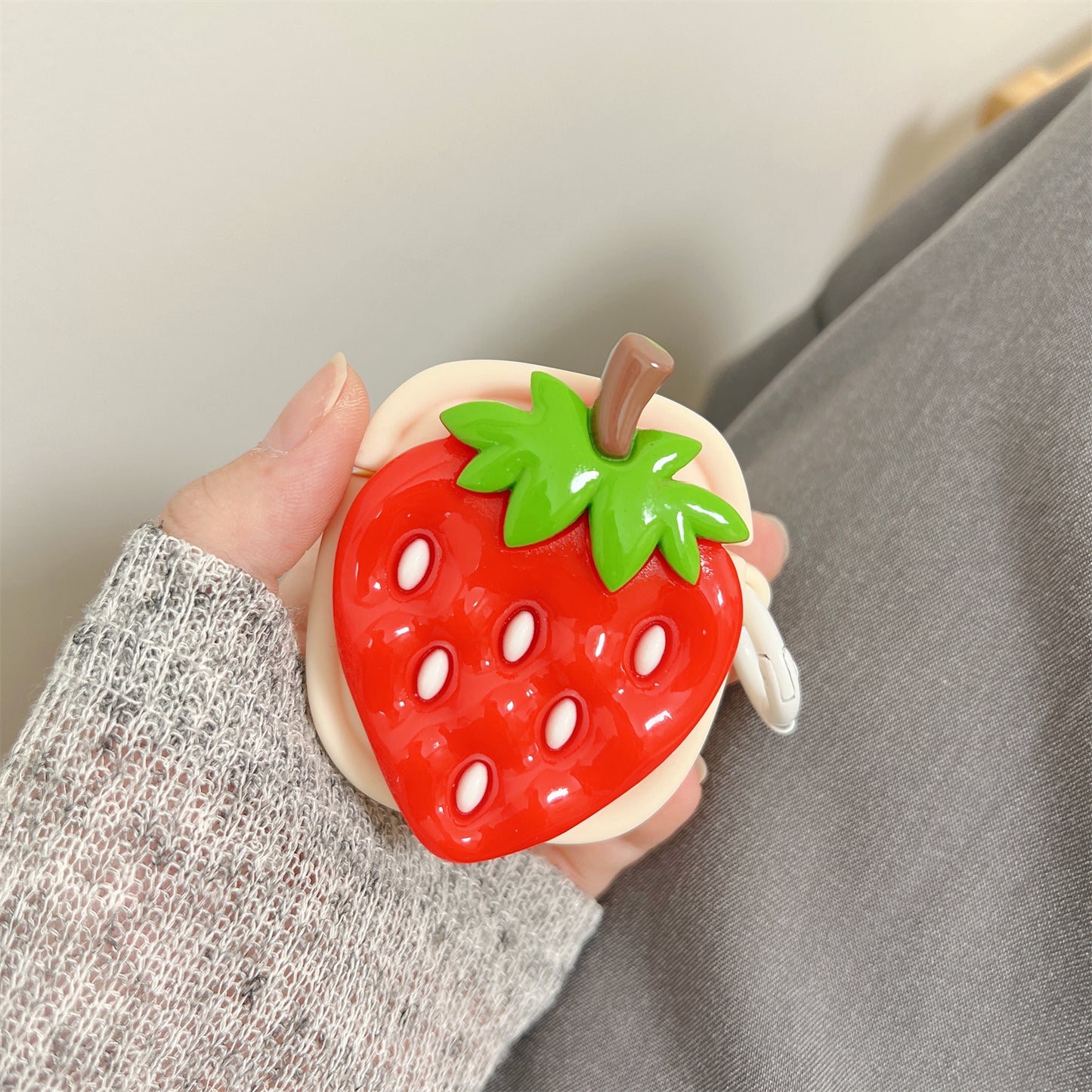 Creative Fruit Earphone Case for Apple AirPods with Charging Case (2016) / (2019) / AirPods with Wireless Charging Case (2019) Silicone Cover with Buckle