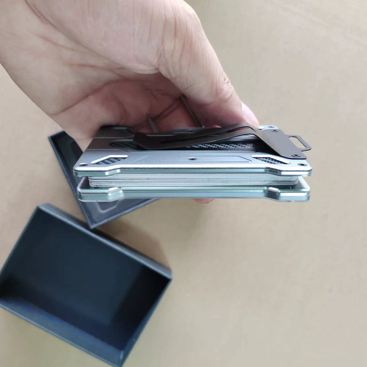 RFID Blocking Aluminum Alloy Card Holder ID Credit Card Cash Storage Case with Clip